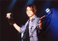 ☆ Shinji Ryochi / with handwritten signature / Live Photo / Horizontal / Upper Body / Costume Grey / Black / Left Facing / Right Hand Puppet / Left Hand Par / Background Blue / Official Official photo