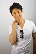 Masayuki Yorozu / Upper Body / White Costume / Right Hand / Right Neck / Tilted Neck / Sunglasses / Right Side / Gray Background / Postcard Size / Photo Set A / Official Official photo