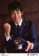 D2 / Chikatsu Koyo Ichiro / Upper body / Costume blue / white / Necktie / Left-hand hat / Police officer / Smile / Right-hand fist / "2015.04" / Official Official photo