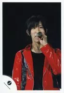 Kansai International Johnnys Jr. / Yu Arimoto / Live Photo / Upper Body / Costume Red Black / Left Hand Microphone / Body Front / Right Side / Background Black / Official Official photo