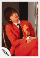 SeXyzone / Ken Nakajima / Knee-Up / Sitting / Costume Orange, Black Tie, Pair Set of Feet, Pair Set of Both Hands, Top-Right Eye / Official Official photo