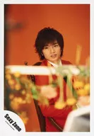 SexyZone/中島健人/上半身坐姿服裝橙色身體向右視線向左前方花朵背景橙色/正式生寫真