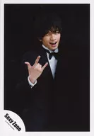 SeXyzone / Ken Nakajima / Above-the-knee ・ Costume black and white ・ Black bow tie ・ Right finger spread ・ Right eye wink ・ Mouth open ・ Background black / Official Official photo