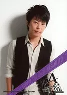 伊藤Masami(足立透)/上半身・服裝灰色黑色・雙手下・背景白色/舞台明信片