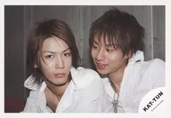 KAT-TUN/龟梨和也・中丸雄一/橫型・托胸・服裝白色・龟梨相機視線・中丸視線左下・背景灰色・logo/公式生寫真