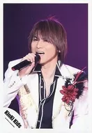 KinKi Kids / Koichi Domoto / Live Photo / Upper Body / Costume Platinum / Black / Corsage Red / Black / Right Hand Microphone / Mouth Opening / Background Purple Black / Official Official photo