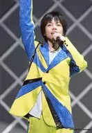 7 WEST / Shigeoka Daiki / Live photo, Knee Top, Costume Blue. Yellow, Left Hand Mike, Left Hand Up, No Frame / Official Official photo