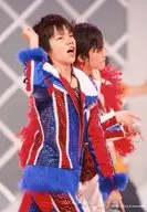 7WEST/重岡大毅/ライブフォト・膝上・衣装青.赤・右手グー・左手下・左手マイク・枠無し/公式生写真