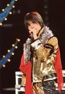 7WEST/重岡大毅/ライブフォト・上半身・衣装赤.金・左手マイク・顔傾げ・背景黒・枠無し/公式生写真