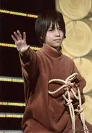 7WEST/重岡大毅/ライブフォト・上半身・衣装茶色・右手パー・左手紐・背景黒・枠無し/公式生写真