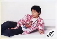 KinKi Kids / Domoto Go / Horizontal / Knee-High / Reclining / Shirt Red / White / Right / Between Feet / Left Hand Floor / Eye Line Left / Background White / Official Official photo