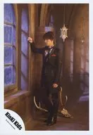 KinKi Kids/堂本光一/全身·服装黑·衬衫白·右侧墙·身体向左·右脚弯曲·视线稍稍下方·窗户/正式生写真
