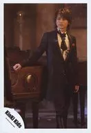 KinKi Kids / Koichi Domoto / Above-the-knee ・ Costume Black ・ Shirt White ・ Right Hand Piano ・ Body Facing Right ・ Eye View Left ・ Background Brown / Official Official photo