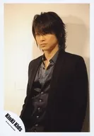 KinKi Kids/堂本光一/上半身衣服黑色襯衫條紋圖案身體向左雙手合十背景米色/正式生寫真