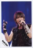 KinKi Kids / Koichi Domoto / Live Photo / Upper Body / Costume Black / Red Dot Pattern / No Sleeves / Right Hand Up / Left Hand Microphone / Upper Right Eye / Background Blue / Light Purple / Official Official photo