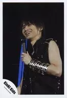 KinKi Kids/堂本光一/現場照片·上半身衣服黑·無袖子·左手麥剋風·身體向左·笑臉·視線上·背景黑·藍/正式生寫真
