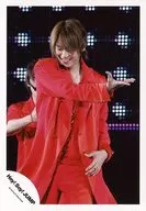 Hey!Say!JUMP/高木雄也/現場照片·膝上·服裝紅·右手撐開·左手腰部·視線下/官方生寫真