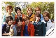 Hey! Say! JUMP/集合(9人)/横型・上半身・前列センター山田.衣装赤・肩組み・目線右・中島笑顔・野外/公式生写真