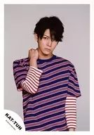 KAT-TUN/龟梨和也/上半身衣服粉色.蓝色.白色.红色.条纹图案.右手腕口.视线左.背景灰色/正式生写真