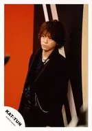 KAT-TUN/龟梨和也/膝上・服裝黑・金飾品・身體向左・背景紅.黑.白.雙手下・靠前/正式生寫真