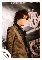 KAT-TUN / Kazuya Kamenashi / Upper Body, Costume Gold. Black / Bow Tie / Body Facing Right / Mouth Closed / Background Black / Pink / Official Official photo