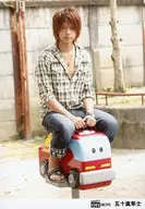 D-BOYS/五十岚隼士/全身・坐姿・衣着格纹・闭口・玩具/D-BOYS公式生写真