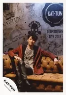 KAT-TUN/田口淳之介/全身·坐姿·服装红黑·条纹·脚组·右膝/公式生写真