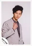 KAT-TUN/田口淳之介/上半身衣服灰色黑色右边领口视线左边/官方生写真