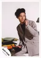 KAT-TUN/田口淳之介/膝上・服装灰色黑色・左手听筒・视线右・右膝弯曲/公式生写真