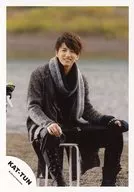 KAT-TUN/田口淳之介/全身(足见断)·坐·服装黑灰·双膝·视线左·围巾/官方生写真