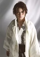 Ryo Matsuda (Hanjiro Nakamura) / Upper body ・ Costume black and white ・ Under both hands ・ Background gray ・ Character Tomoshot / Stage "Mawaku Ookami Black Duck" Bromide