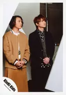 KinKi Kids/堂本剛・堂本光一/膝上・衣茶白・黑灰・臉向右・視線右上・剛雙手套・光一雙手合十/Jake寫真&PV攝影/公式生寫真