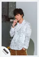 Arashi / Matsujun / Above-the-knee ・ Costume white ・ Pants brown ・ Right hand face ・ Left hand pocket ・ Body facing left ・ Eyes upper left / "Are You Happy?" Jacque shooting & "Don't You Get It" PV shooting / Official Official photo