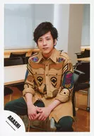 Arashi / Kazuya Ninomiya / Knee-Up, Seated, Costume Cha, Double Layered, Body Left Facing, Face Front, Table, Chair / "Are You Happy?" Jacque shooting & "Don't You Get It" PV shooting / Official Official photo