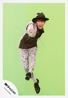 Kanjani Eight / Shingo Murakami / Whole Body / Costume Black Gray White / Cap / Right Hand Front / Jump / Body Twist / Mouth Opening / Green Background / "Panorama" PV & Jacque Photo / Official Official photo