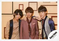 SexyZone/集合(3人)/橫型・上半身・服裝米色・黑色・紅色・黑色・灰色・閉口・中心佐藤・背景米色/"螢火蟲>PV&牙買加攝影/官方生寫真