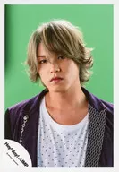 Hey! Say! JUMP / Yuya Takagi / Bust up / Costume white / purple / Mouth closed / Neck tilted / Background green / "Fantastic Time" PV & Jacque photography / Official Official photo