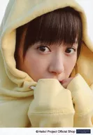 Morning Musume. '16/Marina Ikuta / Busto para cima, capuz amarelo, capa de capuz, frente de rosto com as duas mãos / Marina Ikuta ao vivo foto de "Marina Ikuta (Morning Musume. '16) Coleção de fotos" Marina "Parte 1"