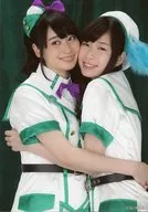 Wake Up, Girls! / Aoyama Yoshiyoshi / yamashita Nanami / Upper Body / Figurino branco / verde / roxo / azul / Abraço / yamashita Eyeing Left / Background Green / Wake Up Girls! Bromide Collection -Vol. 3 -