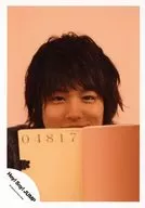 Hey! Say! JUMP/伊野尾慧/顔アップ・衣装黒・手前に本・カメラ目線・背景オレンジ/公式生写真