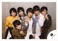 Johnnys Jr. / Gather (6 people) / Horizontal, Above the knees, Costume yellow green, red gray, blue black, Check pattern, Peace Center Inoue, Iwasaki Crouching, Background concrete / Official Official photo