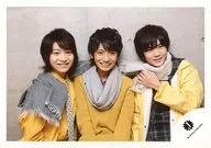 Classmate J/集合(3人)/横型・上半身・衣装黄グレー緑チェック柄・センター和田・髙橋左手マフラー・背景コンクリート/公式生写真