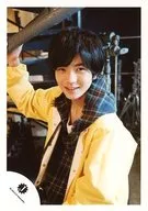 Classmate J/髙橋優斗/上半身・衣装黄・青緑チェック柄・右手上げ棒・体左向き/公式生写真