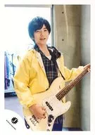 Classmate J/髙橋優斗/膝上・衣装黄・青緑チェック柄・両手ギター・体右向き/公式生写真