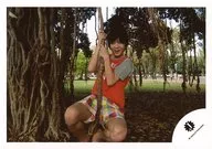 Classmate J/髙橋優斗/横型・膝上・Tシャツオレンジグレー・両手木・両膝曲げ・ぶら下がり・背景野外・ハワイ/16新春 ジャニーズJr. ハワイオフショット/公式生写真