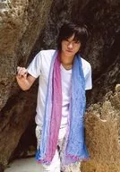 佐藤流司/膝上・衣装白・ストール青ピンク・右手上げ・口閉じ/ファースト写真集＆メイキングDVD発売記念イベント 会場販売ブロマイド