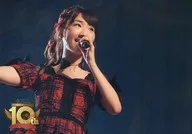 柏木由紀/ライブフォト・横型・上半身・衣装赤・黒・左手マイク・/DVD・Blu-ray「AKB48劇場オープン10周年記念祭＆AKB48劇場10周年特別記念公演」(通常版・数量限定版)封入特典ステージショット生写真