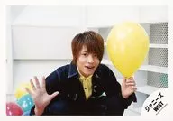 Johnny's West / Junta Chugen / Horizontal, Bust up, Crouching, Costume Black, Yellow, Right Hand Par, Left Hand Balloon, Mouth Opening, White Background, "Paris Pipo" / Official Official photo