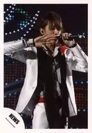 NEWS / Keiichiro Koyama / Live Photo / Above Knee / Costume Black / White / Black / Red Feather / Black Stole / Right Hand Raised / Left Hand Microphone Mouth / Close Mouth / Eye Point Right / Official Official photo