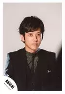 Arashi / Kazuya Ninomiya / Bust up / Costume black / Eye view upper right / Background grey / Official Official photo